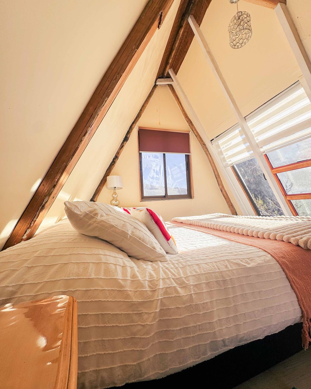 Cama matrimonial en el altillo de la cabaña