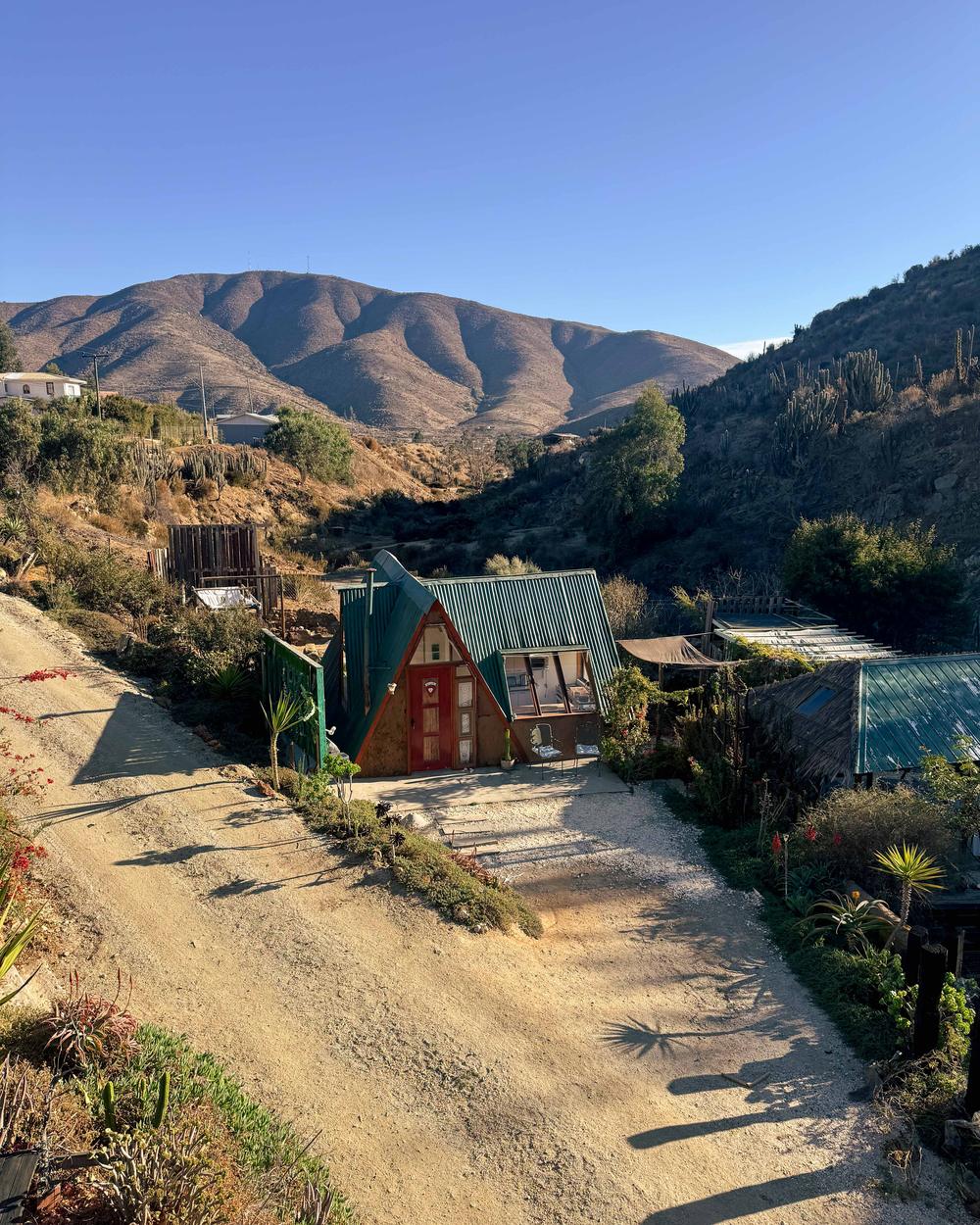 Vista de la cabaña desde el camino, con los cerros del Valle de Choapa al fondo