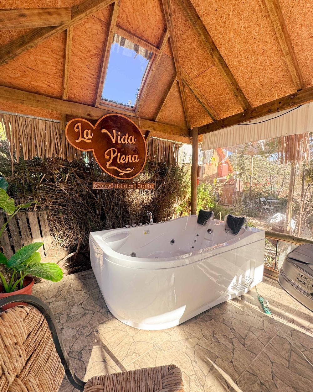 Jacuzzi bajo el quincho de madera