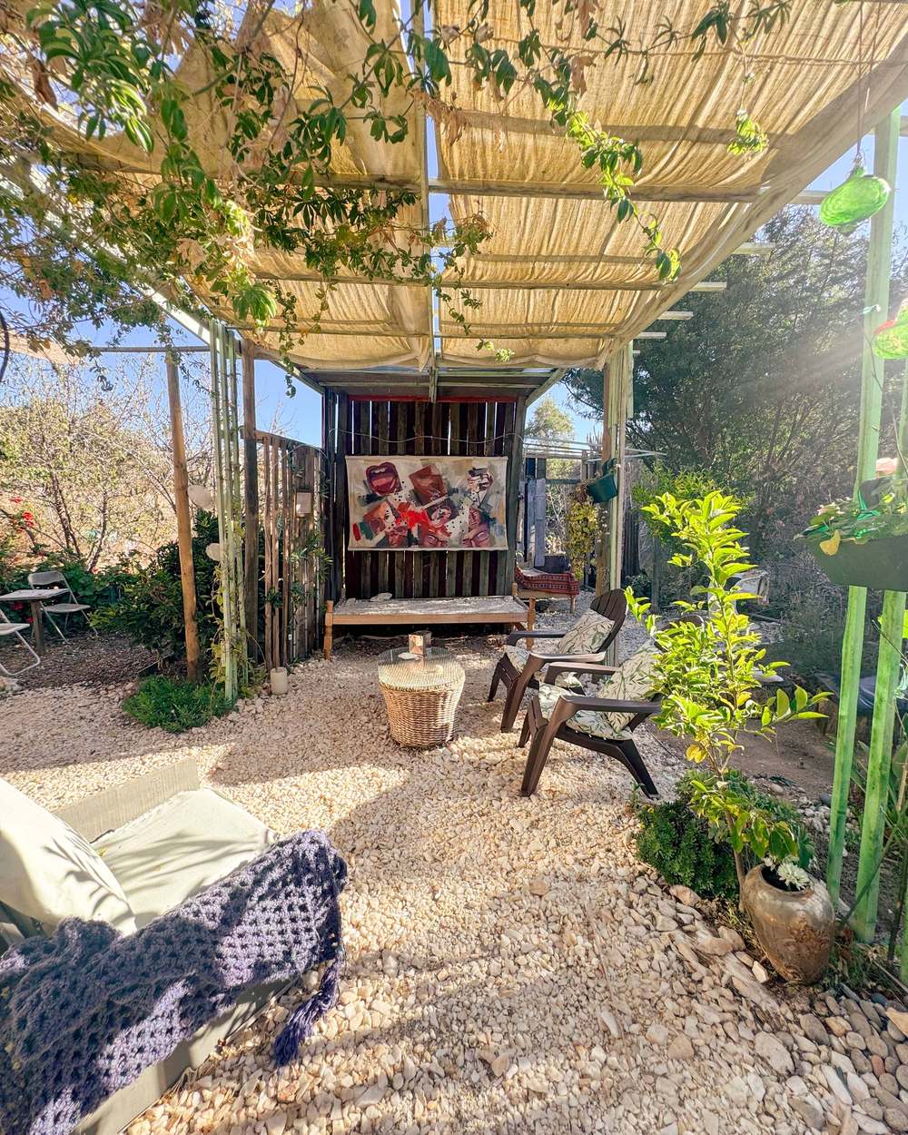 Pérgola de descanso con sillones y plantas